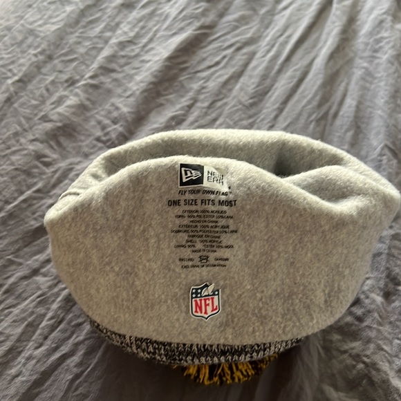 Pittsburgh Steelers NFL New Era One Size Fits Most Knit Beanie with Pom Pom - Picture 3 of 3